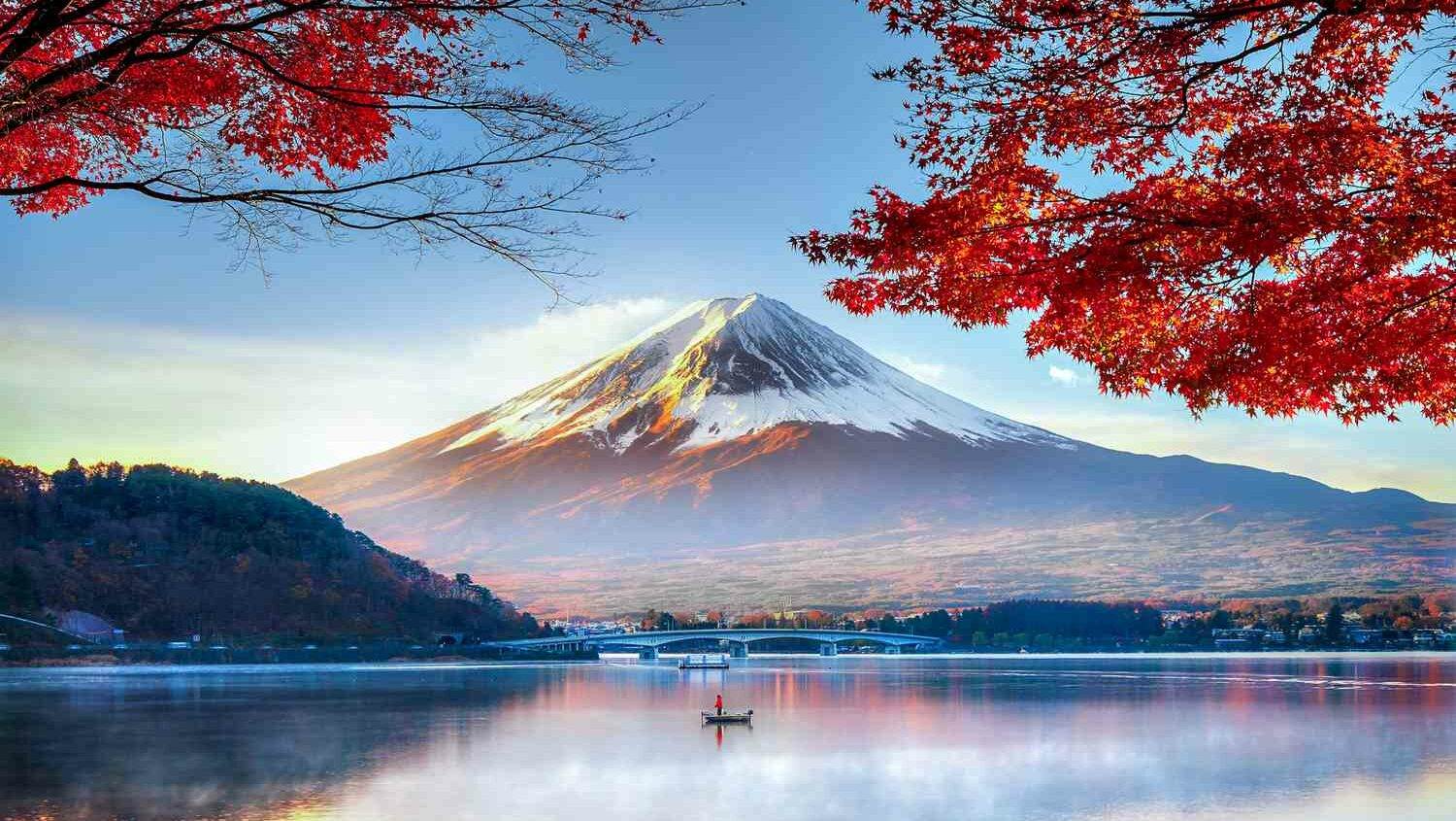 fuji-mountain-in-autumn-822273028-5a6a8a9c3418c600363958d3